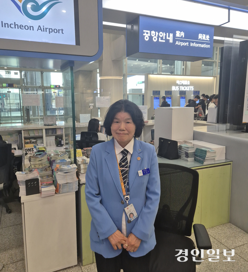 올해의 ‘인천공항 친절왕’에 선정된 25년 경력 자원봉사자 장종예씨는 “인천국제공항을 찾는 승객들이 친절한 모습을 기억할 수 있도록 앞으로도 최선을 다하겠다”고 말했다. 2026.5.12 /김주엽기자 kjy86@kyeongin.com