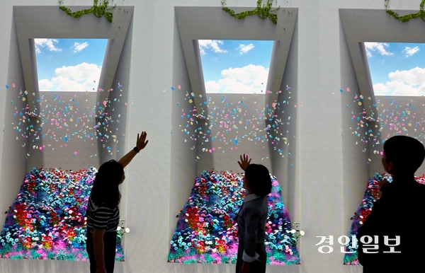 12일 인천지하철 인천시청역 오디세이 광장에서 새롭게 설치된 ‘미디어월 아트로 인천’을 인천교통공사 직원들이 막바지 점검 하고 있다. 오는 27일 정식 오픈을 앞둔 미디어월 아트로 인천은 가로 10미터, 세로 3미터 크기로 다양한 미디어 아트를 오전6시30분터 자정까지 시민들에게 선보일 예정이다. 2026.5.12 /김용국기자 yong@kyeongin.com