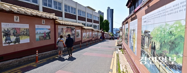 인천 차이나타운에 조성된 삼국지 벽화거리는 1884년 청국 조계지가 설정된 이후 청나라 상류층이 모여살던 주거지였다. 벽화거리 뒷편으로 인천 화교소학교 건물이 보인다. 2026.5.9 /조재현기자 jhc@kyeongin.com