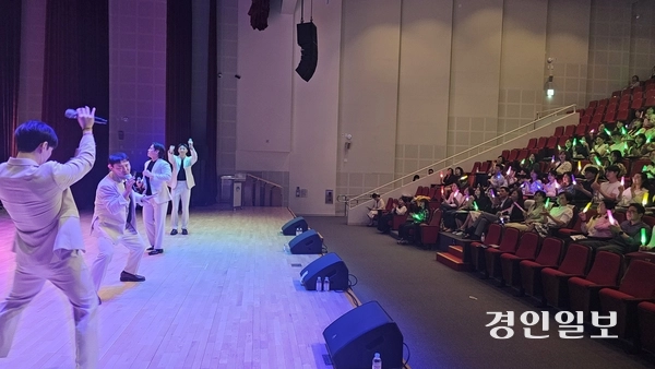 경기도양평교육지원청이 13일 양평도서관 물빛극장에서 관내 교직원 300여명이 참석한 가운데 ‘2026 양평두물교육가족 D.R.E.A.M 동행콘서트’를 진행했다. 크로스오버 그룹 포마스가 무대에서 열창하고 있다. 26.5.13 양평/장태복기자 jkb@kyeongin.com