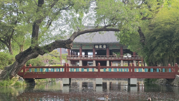 광한루원 안 삼신산에서 바라본 광한루 누각과 현판. /최철호 소장 제공