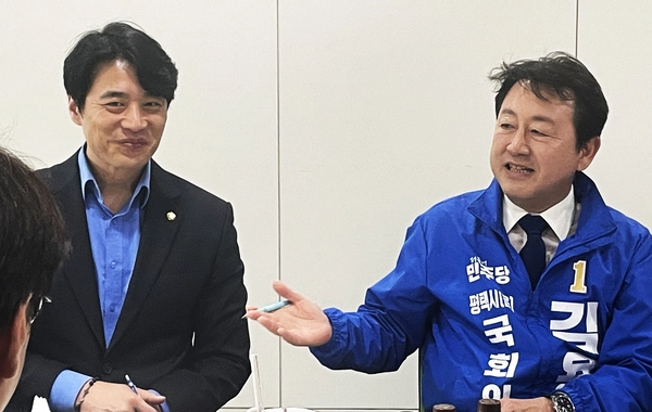 김용남 더불어민주당 평택을 국회의원 재선거 후보가 12일 고덕국제신도시 연합회와 간담회를 갖고 있다. 이날 현장에는 평택 출신인 한준호 국회의원도 함께 참석해 김용남 후보 지원 행보에 힘을 보탰다. 2026.5.12 /김용남 후보측 제공