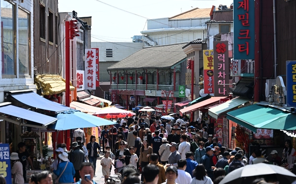 경인전철 1호선 인천역에서 내려 광장으로 발걸음을 옮기면 가장 먼저 접하게 되는 차이나타운 골목의 풍경. 2026.5.9 /조재현기자 jhc@kyeongin.com