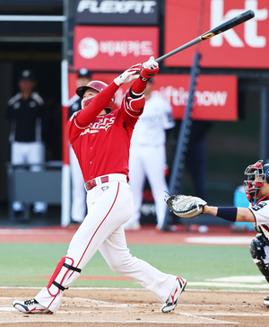 SSG 최정, KBO 최초 21시즌 연속 두 자릿수 홈런