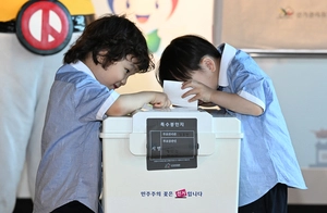 [포토] 투표함 신기한 새싹 유권자