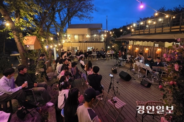 최근 김포시 범바위포레스트 캠핑장을 찾은 방문객들이 밤이 무르익는 시간에 열린 문화 프로그램에 참석해 감미로운 음악 공연을 즐기고 있다. 2026.5.9 김포/김연태기자 kyt@kyeongin.com