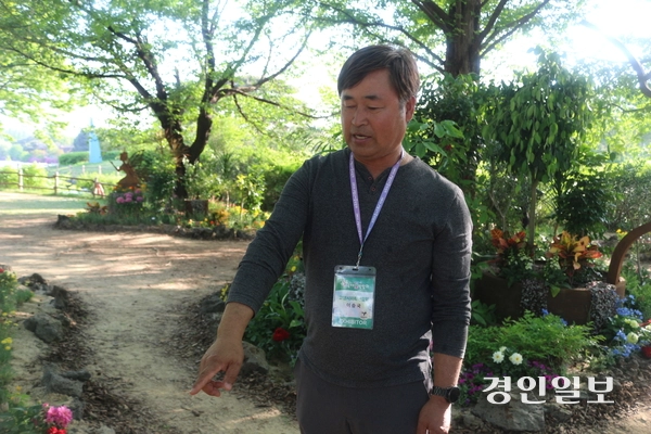 이승국 고양시화훼연합회장이 2026 고양국제꽃박람회 로컬가든에서 지역 생산 꽃에 대해 설명하고 있다. 고양/김도란기자 doran@kyeongin.com