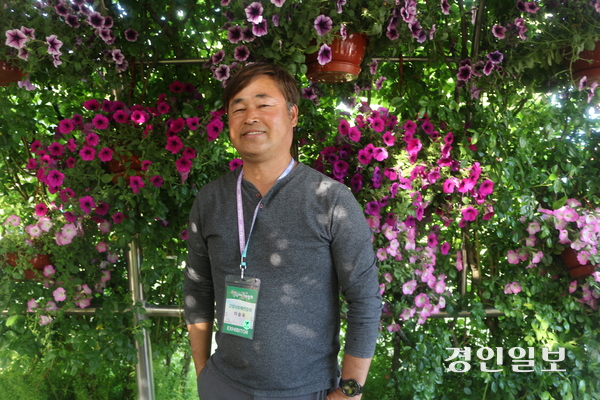 이승국 고양시화훼연합회장이 지역에서 생산된 꽃으로 꾸며진 터널 앞에서 포즈를 취하고 있다. 고양시화훼연합회는 2026 고양국제꽃박람회에서 로컬가든을 조성하고, 꽃판매장을 운영하는 등 다양한 부문에 참여했다. 고양/김도란기자 doran@kyeongin.com