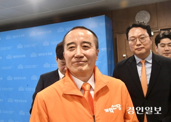 개혁신당 정승연 인천 연수갑 국회의원 보궐선거 후보가 백브리핑을 마친 뒤 이준석 대표, 천하람 원내대표 등과 퇴장하고 있다. 2026.5.13 /김우성기자 wskim@kyeongin.com