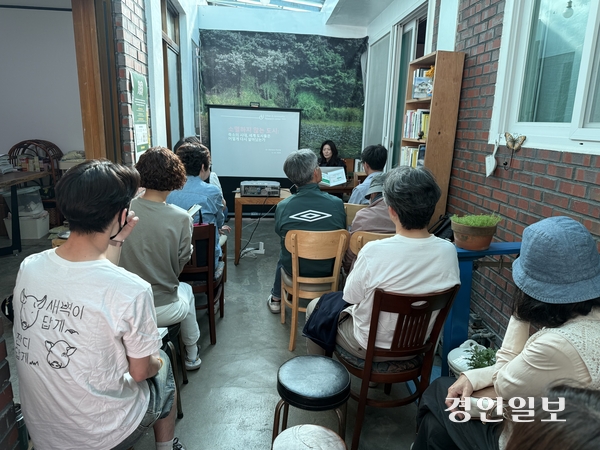 경신원 작가의 ‘소멸하지 않는 도시’ 북토크가 열린 인천 나비날다책방 현장. 2026.5.13 /김성호기자 ksh96@kyeongin.com