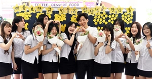 커피차·편지·감사영상 ‘풀패키지’… 수원 곡정고 특별한 스승의 날