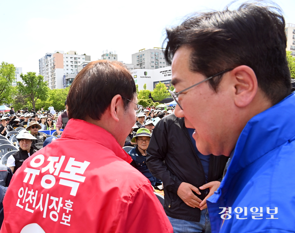 지난 10일 인천시청 애뜰광장에서 열린 ‘인천범시민 궐기대회’에서 가 더불어민주당 박찬대 인천시장 후보와 국민의힘 유정복 인천시장 후보가 스쳐 지나고 있다. 2025.5.10 /김용국기자yong@kyeongin.com