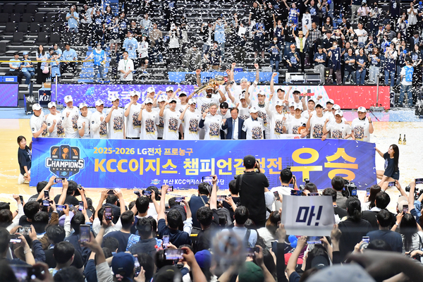 지난 13일 고양소노아레나에서 열린 2025-2026 KBL 플레이오프 챔피언 결정전 5차전 경기에서 챔피언 자리에 오른 부산 KCC 선수들. 2026.5.13 /KBL 제공