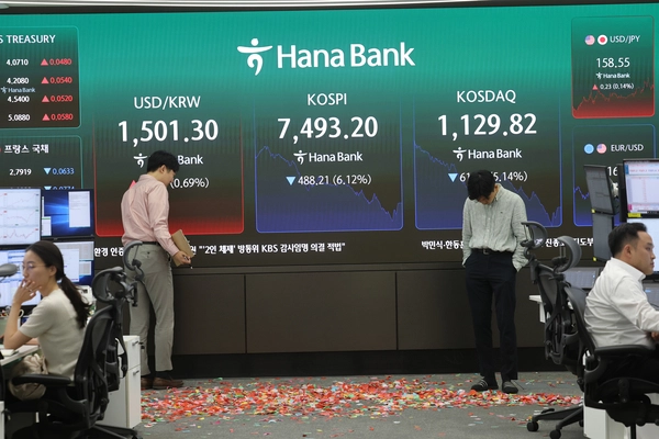 15일 서울 중구 하나은행 딜링룸 직원이 8000선 돌파기념 세리머니 흔적을 바라보고 있다. 2026.5.15 /연합뉴스