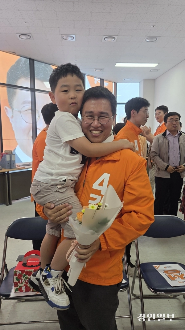 16일 선거사무소 개소식에서 6·3 하남갑 국회의원 보궐선거에 출마하는 개혁신당 김성열 하남갑 국회의원 후보가 아들을 안고 기념사진을 촬영하고 있다. 2026.5.16 하남/문성호기자 moon23@kyeongin.com