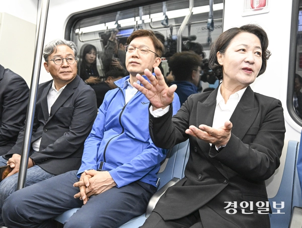 추미애 더불어민주당 경기도지사 후보가 11일 용인시 구성역 GTX-A를 방문해 시민과 인사를 나누고 있다. 2026.5.11 /최은성기자 ces7198@kyeongin.com