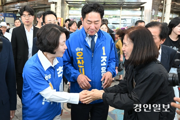 추미애 더불어민주당 경기도지사 후보가 13일 오후 오산시 오산오색시장을 방문해 상인들과 인사를 나누고 있다. 2026.5.13 /최은성기자 ces719@kyeongin.com
