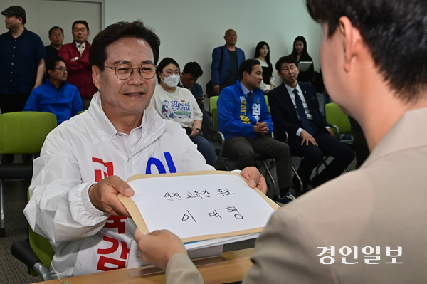 6·3 지방선거 인천시교육감 선거에서 후보 단일화를 이룬 보수 진영이 ‘원팀’을 부각하며 본격적인 표심 잡기에 나섰다. 사진은 지난 14일 이대형 인천시교육감 후보가 인천 미추홀구 인천시선거관리위원회에서 제9회 전국동시지방선거 후보자 등록을 하고 있는 모습. 2026.5.14 /조재현기자 jhc@kyeongin.com