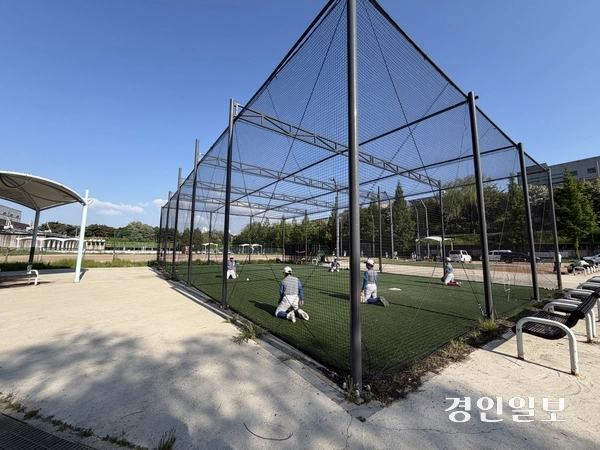 지난 12일 부평구 훈련장에서 공을 주고 받고 있는 부평구 리틀야구단 선수들. 2026.5.12/백효은기자100@kyeongin.com