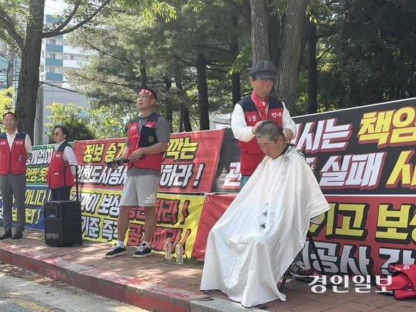 지난 15일 박명호 구월2지구 공동연대 대책위원회 의장이 남동구청 앞에서 주민이 포함된 ‘보상협의회’ 구성을 촉구하며 삭발식을 진행하고 있다. 2026.5.15 /조경욱기자 imjay@kyeongin.com