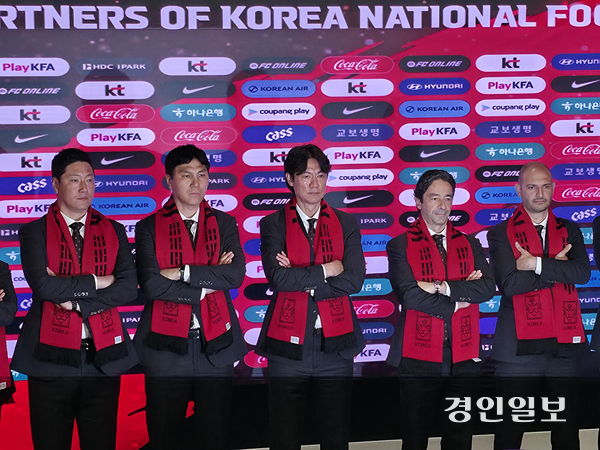 홍명보 한국 축구 국가대표팀 감독과 코칭스테프가 16일 서울 광화문 KT 온마당에서 열린 2026 FIFA 북중미 월드컵 최종명단 발표 기자회견에서 기념촬영을 하고 있다. 2026.5.16 /이영선기자 zero@kyeongin.com
