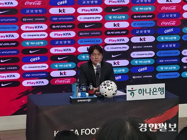 홍명보 한국 축구 국가대표팀 감독이 16일 서울 광화문 KT 온마당에서 열린 2026 FIFA 북중미 월드컵 최종명단 발표 기자회견에서 질문에 답하고 있다. 2026.5.16 /이영선기자 zero@kyeongin.com