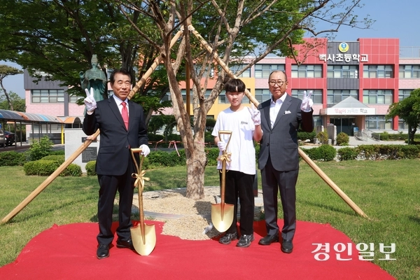 이천 백사초등학교 105주년 기념식에서 엄경섭 총동문회장과 이광수 105주년기념추진위원장, 재학생 대표는 교화인 산수유 꽃이 피는 산수나무를 식재했다. 2026.5.16 이천/서인범기자 sib@kyeongin.com