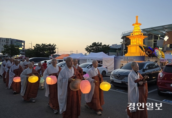 지난 16일 강화 풍물시장에서 펼쳐진 연등축제에서 인천 지역 주요 사찰의 스님들이 연등을 들고 탑 주위를 돌고 있다. 2026.5.16 /정진오기자 schild@kyeongin.com