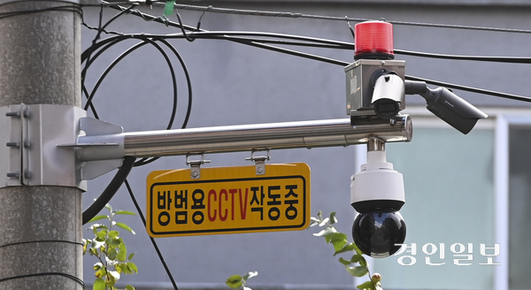 최근 ‘묻지마’ 범죄가 잇따르면서 전국에서 가장 많은 인구가 몰려있는 경기지역도 ‘빨간불’이 켜졌다. 사진은 경기도내 한 거리에 설치돼 있는 방범용 폐쇄회로텔레비전(CCTV). /경인일보DB