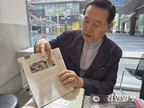 제66주년 4·19혁명 유공자 국가포상 대상자로 선정된 전진표씨가 인터뷰에서 당시 동아일보 등 언론사에 게재된 내용들을 설명하고 있다. 용인/오수진기자 nuri@kyeongin.com