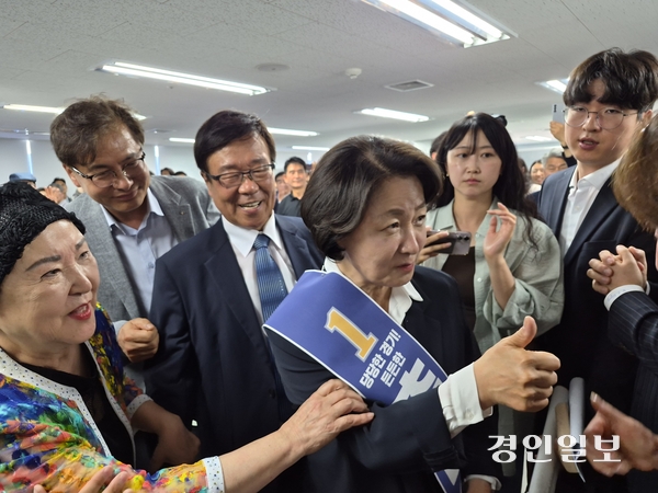 17일 추미애 더불어민주당 경기도지사 후보가 수원 마라톤빌딩 선거사무소에서 열린 ‘추추(추진력은 추미애) 선거대책위원회’ 출범식에 참석해 지지자들과 인사를 나누고 있다. 2026.5.17 /김태강기자 think@kyeongin.com