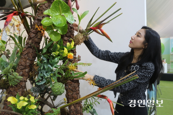 플로리스트 전공 학생들과 2026 고양국제꽃박람회에서 공간 디스플레이 작품을 선보인 연암대 주나리 교수가 작품의 디테일을 손보고 있다. 고양/김도란기자 doran@kyeongin.com