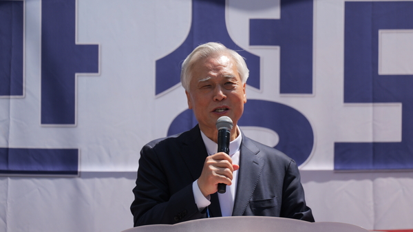 지난 16일 부평구 부평대로에서 열린 ‘교회 사수 인천 100만 성도 궐기대회’에서 발언하고 신용대 인천기독교총연합회 회장. 2026.5.16 /인기총 제공