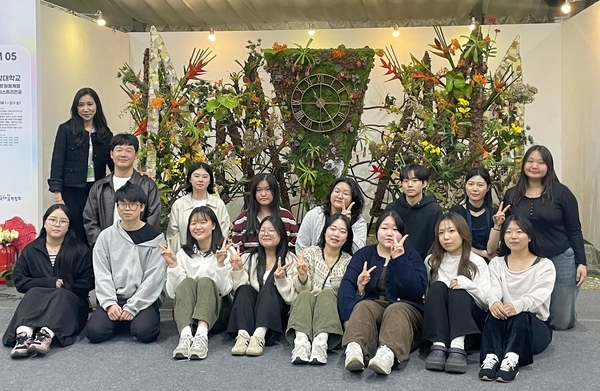 2026 고양국제꽃박람회에서 공간 디스플레이 작품을 선보인 연암대 주나리 교수와 플로리스트 전공 학생들이 플라워 공간디스플레이 작품 앞에서 기념촬영을 하고 있다. /주나리 교수 제공
