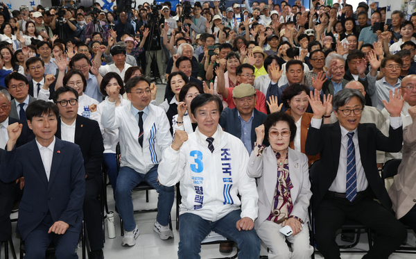 사진은 지난 16일 경기 평택을 국회의원 재선거에 출마한 조국혁신당 조국 후보가 경기도 평택시 안중읍에서 열린 선거사무소 개소식에서 참석자들과 기념촬영을 하고 있는 모습. 2026.5.16 /연합뉴스