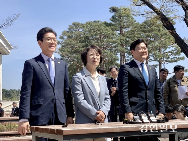 6·3지방선거에 나서는 더불어민주당 추미애 경기도지사 후보와 박찬대 인천시장 후보, 정원오 서울시장 후보가 12일 오전 국회 소통관 앞 벤치에서 ‘원팀 간담회’를 마친 뒤 포부를 밝히고 있다. /김우성기자 wskim@kyeongin.com