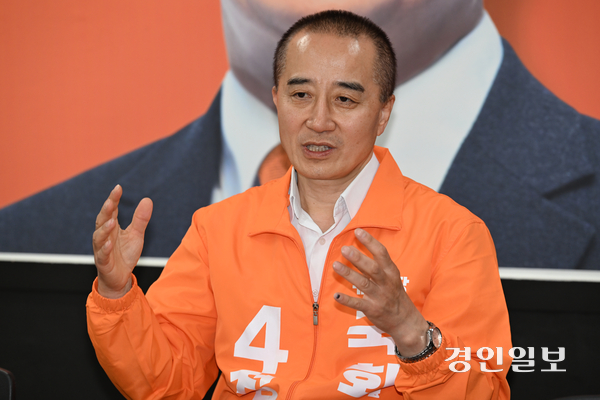 개혁신당 정승연 연수갑 후보가 18일 오후 인천 연수구 동춘동 선거사무소에서 자신의 주요 공약과 지역 현안 해결 방안 등을 설명하고 있다. 2026.5.18 /조재현기자 jhc@kyeongin.com