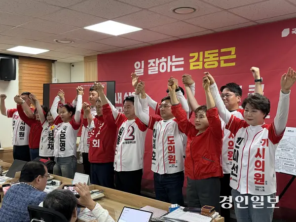 김동근 국민의힘 의정부시장 후보가 오는 6월3일 치러지는 제9회 전국동시지방선거를 보름 여 앞둔 18일 시청사에서 시 기초의원 선거 등에 참가하는 같은 당 의원들과 선전을 다짐하고 있다. 2026.5.18 /조수현기자 joeloach@kyeongin.com