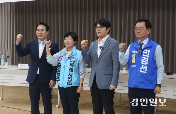 18일 고양신문과 고양포럼 공동주최로 열린 6·3지방선거 고양시장 후보 초청 토론회에서 사회를 본 정치평론가 이종훈 박사와 더불어민주당 민경선, 개혁신당 신현철, 진보당 송영주 후보가 파이팅을 외치고 있다. 2026.5.18 고양/김도란 기자 doran@kyeongin.com