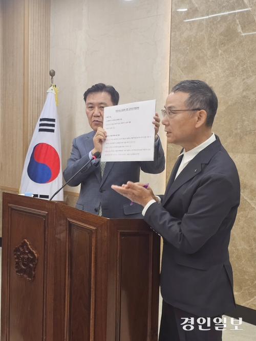 주광덕 남양주시장 후보 선거캠프 법률지원단장 임종태 변호사와 이덕민 변호사가 최현덕 더불어민주당 남양주시장 후보의 공직선거법상 허위사실 공표 혐의에 대해 설명하고 있다. 2026.5.18 남양주/이종우기자 ljw@kyeongin.com