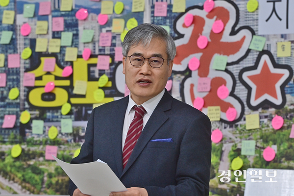 지난해 총선 불출마를 선언하는 김진용 전 인천경제자유구역청장. /경인일보DB