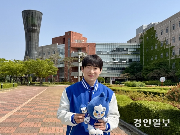 인천대학교 공식 인스타그램 계정에서 인기를 끈 ‘붐샤카라카’ 챌린지 콘텐츠를 촬영한 장소에서 만난 하정석 인천대학교 제26기 홍보대사 회장. 2026.5.15 /박경호기자 pkhh@kyeongin.com