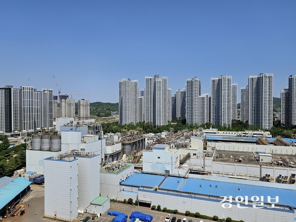 수원 장안구 정자동의 마이크로웍스 공장이 가동 중단을 검토하고 있다. 사진은 마이크로웍스 공장과 인근 아파트 단지. 2026.5.18 /김지원기자 zone@kyeongin.com