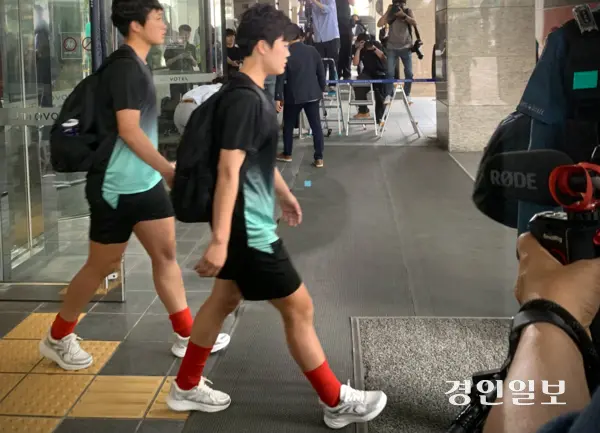 18일 오후 3시25분께 수원시내 한 호텔에서 북한 내고향여자축구단이 경기를 앞두고 훈련장에 가 연습을 하기 위해 버스에 올라타고 있다. 내고향 축구단은 취재진의 질문에 묵묵부답으로 일관했다. 2026.5.18 /유혜연기자 pi@kyeongin.com