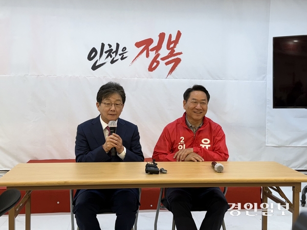19일 오전 인천 미추홀구 주안동 정복캠프에서 유승민 전 국회의원이 유정복 국민의힘 인천시장 후보와 만난 후 브리핑을 하고 있다. 2026.5.19 /박경호기자 pkhh@kyeongin.com