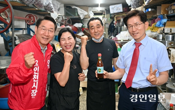 국민의 힘 유정복 인천시장 후보가 김문수 명예선거대책위원장과 19일 미추홀구 석바위시장을 찾아 시민과 셀카를 찍고 있다. 2026.5.19 /김용국기자 yong@kyeongin.com