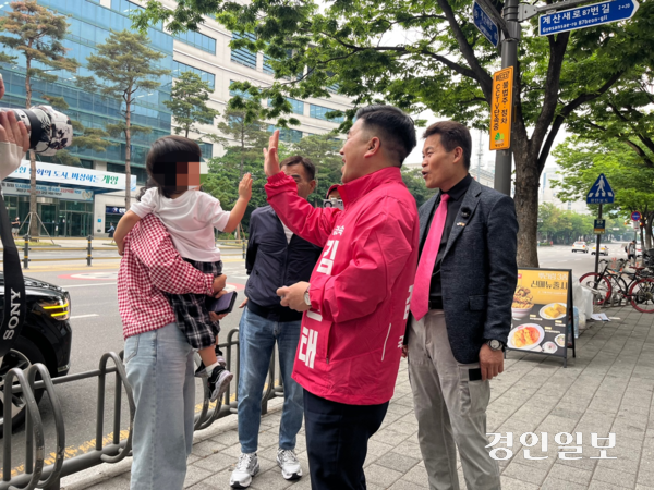 19일 오전 무소속 김현태 계양구을 국회의원 후보와 한국사 강사 출신 보수 유튜버 전한길씨가 계양구 계산동 계양구청 인근에서 주민들을 만나 인사하고 있다. 2026.5.19 /송윤지기자 ssong@kyeongin.com