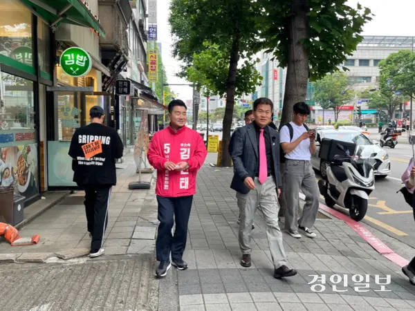 19일 오전 무소속 김현태 계양구을 국회의원 후보와 한국사 강사 출신 보수 유튜버 전한길씨가 계양구 계산동 계양구청 인근에서 주민들을 만나 인사하고 있다. 2026.5.19 /송윤지기자 ssong@kyeongin.com