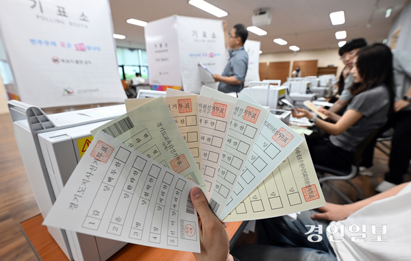 제9회 전국동시지방선거를 앞두고 19일 오후 수원시 권선구 권선2동 사전투표소에서 권선구선관위 관계자들이 모의시험 및 기표소 정비를 하고 있다. 2026.5.19 /임열수기자 pplys@kyeongin.com