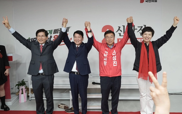 신상진 국민의힘 성남시장 후보가 선거사무소 개소식에서 공동선대위원장인 안철수·김은혜 의원 등과 필승 결의를 다지고 있다. /신상진 후보 캠프 제공